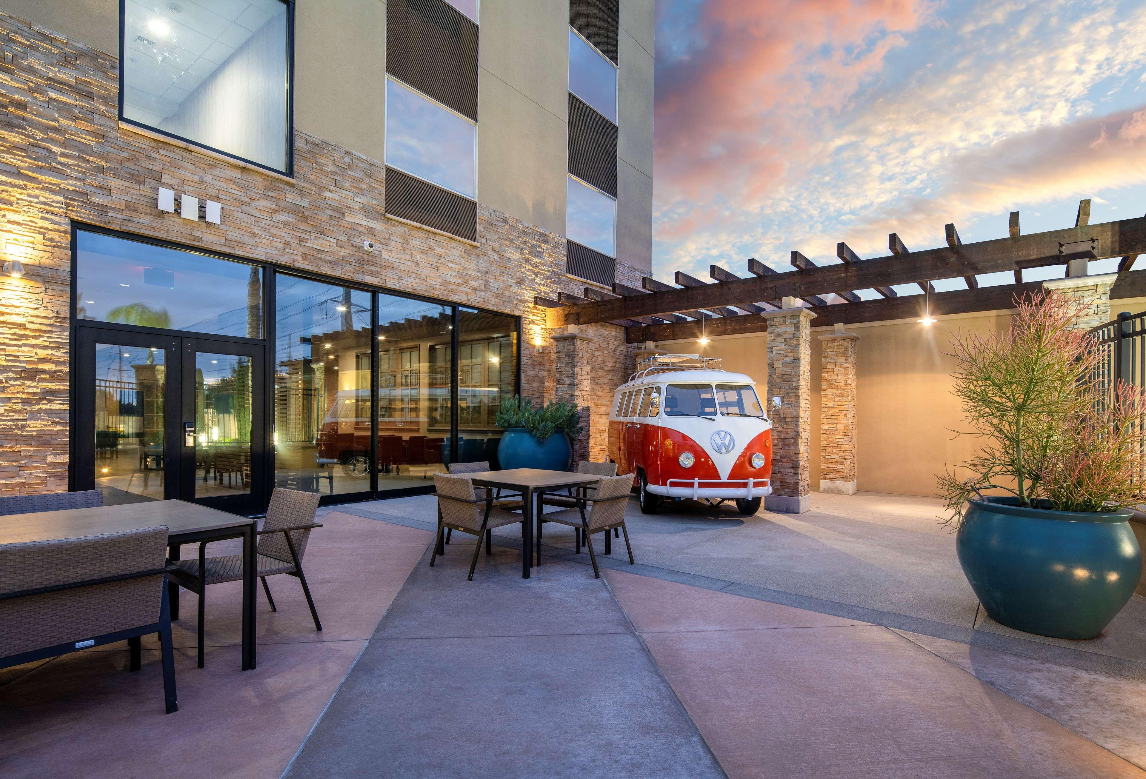 Suncoast Hotel Anaheim, Tapestry Collection By Hilton Экстерьер фото